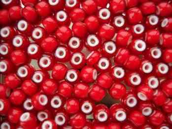 Бисер Чехия Цв 1506 красный с белыми вставками 6 мм