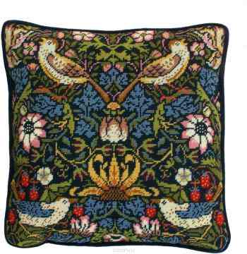 Набор для вышивания подушки Bothy Threads "Клубника", 35,5 x 35,5 см